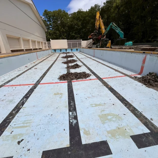こんにちわ👋高來建匠です‼️

東京都町田市内　　　　S高校プール解体工事
順調です。　　　ご安全に～🦺

#神奈川#小田原#西湘#湘南#県央#相模原#横浜#川崎#家の解体工事#家のリフォーム工事#家の外構工事#リノベーション#土木工事#古民家#木造#RC造#S造#SRC#内装解体#不動産#工務店#藤沢市#中華街#社員旅行沖縄 #東京都#武蔵野市#グルメ#町田市