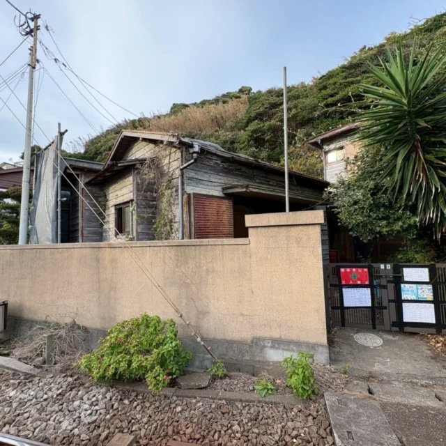こんにちわ👋高來建匠です‼️

神奈川県鎌倉市内　　木造平屋
完了です。鎌倉高校前は相変わらず人が多いです。

#神奈川#小田原#西湘#湘南#県央#相模原#横浜#川崎#家の解体工事#家のリフォーム工事#家の外構工事#リノベーション#土木工事#古民家#木造#RC造#S造#SRC#内装解体#不動産#工務店#藤沢市#中華街#社員旅行沖縄 #東京都#武蔵野市#グルメ#町田市#湯河原#鎌倉