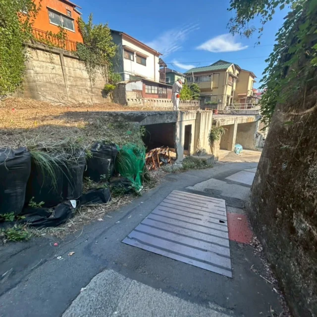 こんにちわ👋高來建匠です‼️

静岡県熱海市内　　RC造駐車場解体

後少しで完工です。ご安全に～🦺

#神奈川#小田原#西湘#湘南#県央#相模原#横浜#川崎#家の解体工事#家のリフォーム工事#家の外構工事#リノベーション#土木工事#古民家#木造#RC造#S造#SRC#内装解体#不動産#工務店#藤沢市#中華街#東京都#武蔵野市#グルメ#町田市#湯河原#静岡#熱海